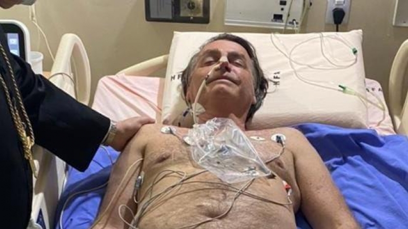 Bolsonaro tendido en una cama de hospital tras ser ingresado por dolores intestinales.