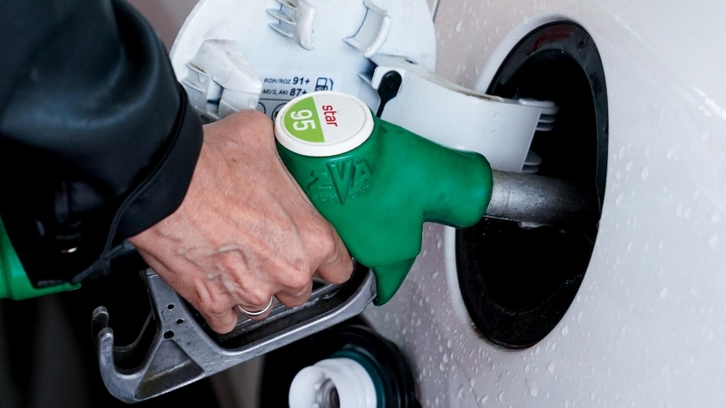 Una mujer pone gasolina a su vehículo en una gasolinera.