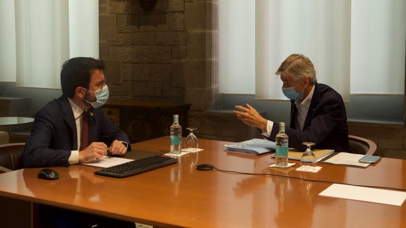 El president de la Generalitat, Pere Aragonès, acompañado por el conseller de Salud, Josep Maria Argimon.