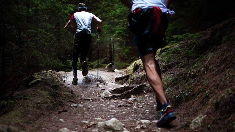 Dos personas entrenando por la montaña.