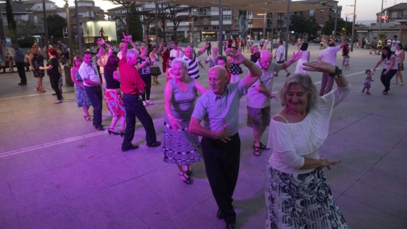 Baile para personas mayores en la plaza del Ayuntamiento de Armilla (Granada)