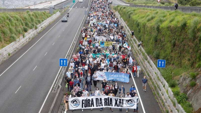 Decenas de personas con una pancarta en la que se lee: `Fóra da ría xa!´, durante una manifestación contra Ence, a 4 de julio de 2021, en Vigo