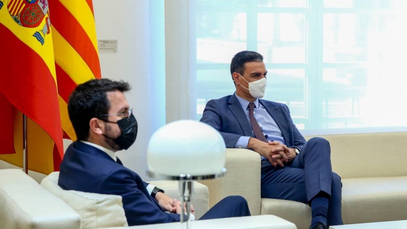 El presidente del Gobierno, Pedro Sánchez y el president de la Generalitat de Catalunya, Pere Aragonès, durante una reunión en el Palacio de la Moncloa, a 29 de junio de 2021