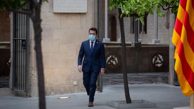 Imagen de archivo del president de la Generalitat, Pere Aragonès, andando al lado de una bandera de Catalunya, en Barcelona. - EUROPA PRESS