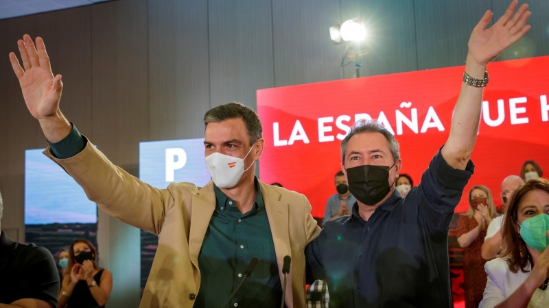 El presidente del Gobierno y secretario general del PSOE, Pedro Sánchez, junto al candidato socialista a la Junta, precandidato a la Secretaría General del PSOE-A y alcalde de Sevilla, Juan Espadas.