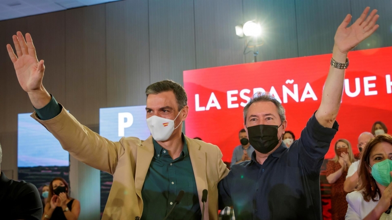 El presidente del Gobierno y secretario general del PSOE, Pedro Sánchez, junto al candidato socialista a la Junta, precandidato a la Secretaría General del PSOE-A y alcalde de Sevilla, Juan Espadas.