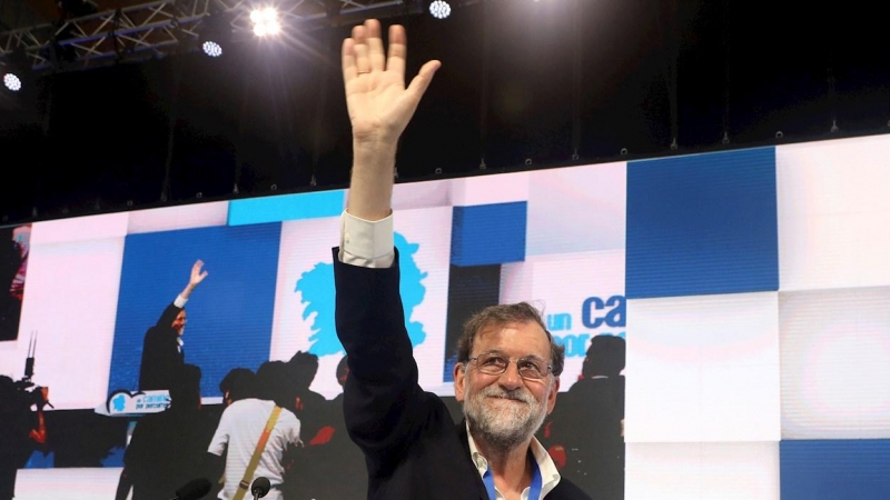 El expresidente del Gobierno Marian Rajoy saluda a los asistentes de la clausura del 17 congreso del PP de Galicia, celebrado este sábado, en Santiago de Compostela.