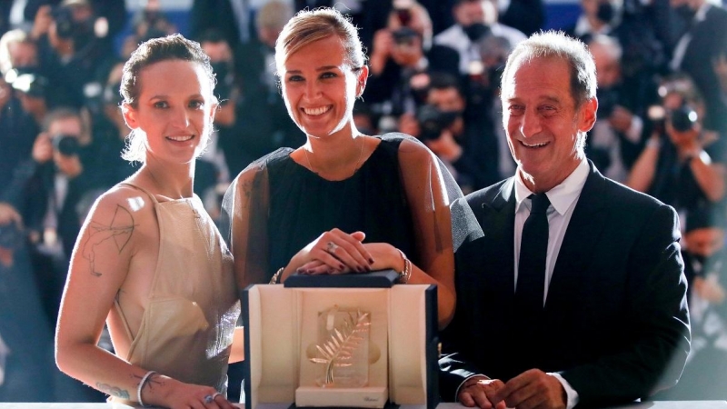La directora Julia Ducournau, ganadora del premio Palme d'Or por la película 'Titane', posa con los miembros del reparto Vincent Lindon y Agathe Rousselle.