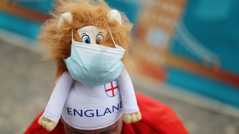 Un muñeco promocional de la Eurocopa, con mascarilla.
