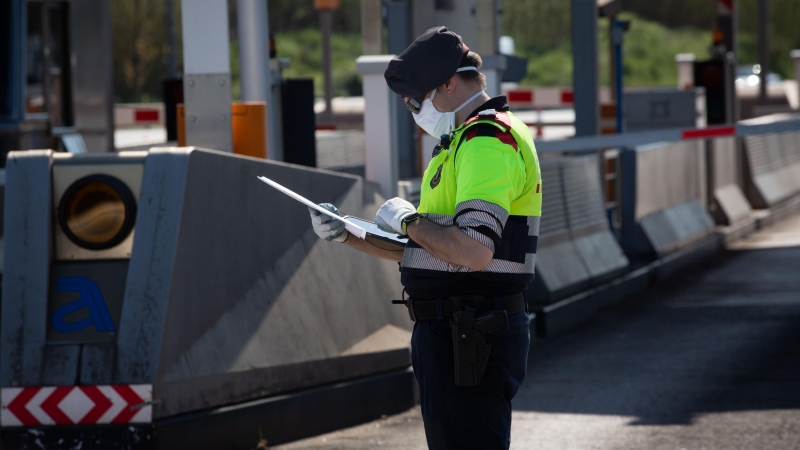 Imagen de archivo de un agente de los Mossos d'Esquadra en un control de tráfico. - EUROPA PRESS