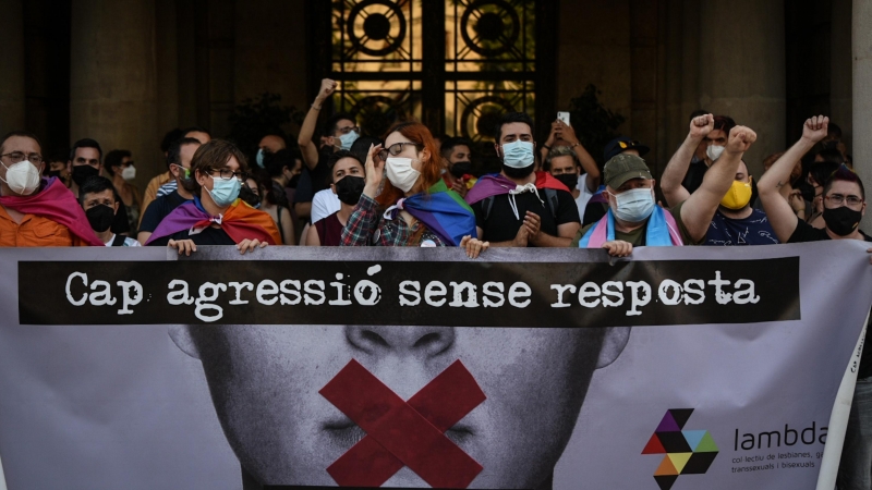 Imagen de archivo de varias personas que sostienen una pancarta contra la LGTBfobia en la manifestación que condena el asesinato de Samuel, en Valéncia.