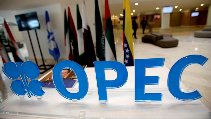 Imagen de archivo del logo de la OPEP (OPEC, en inglés) en una sala donde se reúnen los miembros de la organización, en Argel. - REUTERS