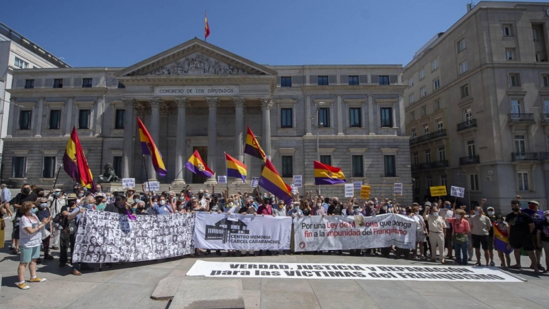 Colectivos antifranquistas se concentran frente al Congreso para pedir el fin de la impunidad del franquismo