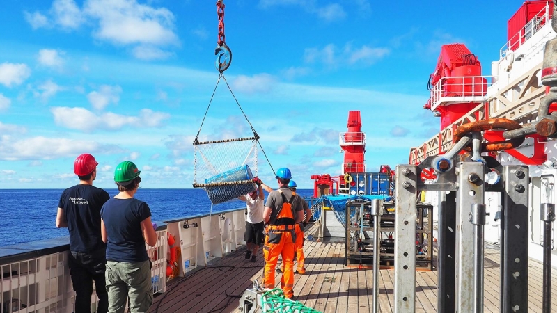 Recogida de un barril azul de plástico en la Gran Mancha de Basura del Pacífico por el barco oceanográfico alemán Sonne en 2019.