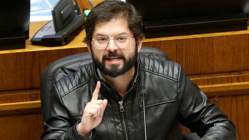 Gabriel Boric interviniendo en una sesión del congreso en Valparaiso