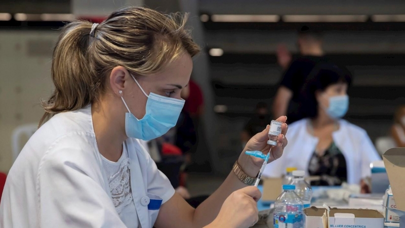Una enfermera prepara una dosis de la vacuna Moderna el viernes 16 de julio de 2021.