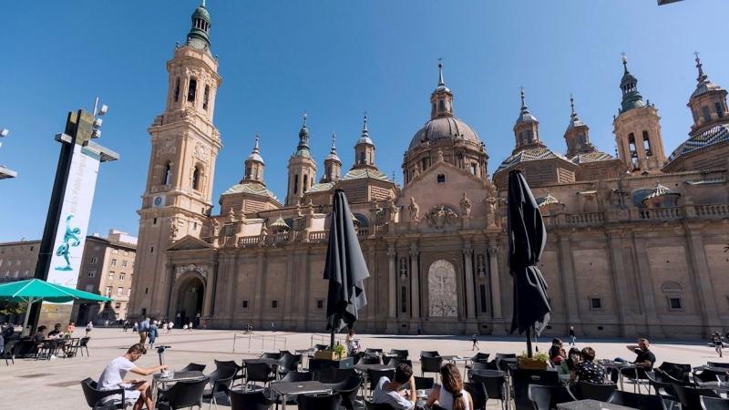 Varias personas en una terraza de la plaza de El Pilar de Zaragoza el pasado 14 de julio de 2021.