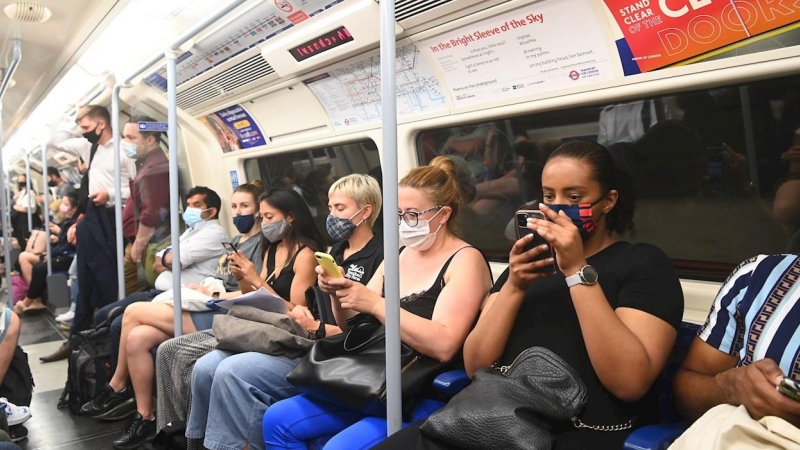 Ciudadanos en el metro de Londres, en el primer día del fin de las restricciones en Reino Unido.
