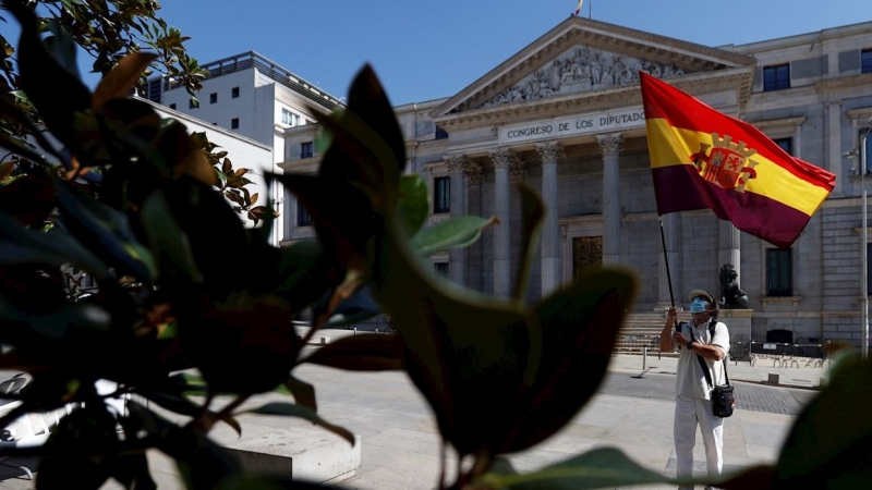 18/07/2021.- Miembros de asociaciones memorialistas y en favor de la memoria histórica, ondeando la bandera republicana, se han concentrado este domingo, 18 de julio, en las puertas del Congreso para reclamar una condena al franquismo y una ley de memoria