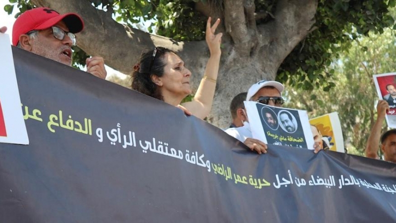 13/07/2021.- Decenas de personas participan en una protesta frente al Tribunal de Apelación de Casablanca.