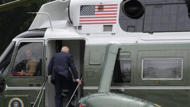 Biden sube en un helicóptero en la Casa Blanca