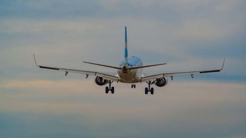 Avión despega en un aeropuerto