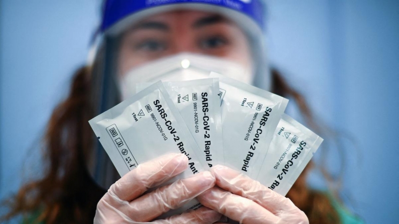 Una sanitaria muestra kits de prueba rápida de antígenos en Alemania occidental, el 10 de marzo de 2021.