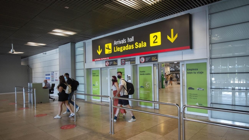 Pasajeros llegan al Aeropuerto Adolfo-Suárez Madrid Barajas, a 9 de julio de 2021, en Madrid.