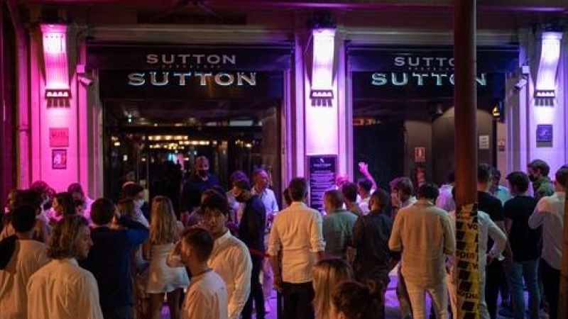 Jóvenes esperan en la puerta de la discoteca Sutton para entrar, el pasado 27 de junio de 2021, en Barcelona, Catalunya (España).