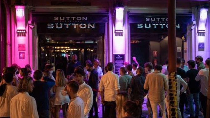 Jóvenes esperan en la puerta de la discoteca Sutton para entrar, el pasado 27 de junio de 2021, en Barcelona, Catalunya (España).