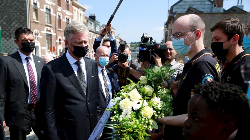El monarca de Bélgica  habla con los ciudadanos después de rendir tributo a las víctimas de las inundaciones.