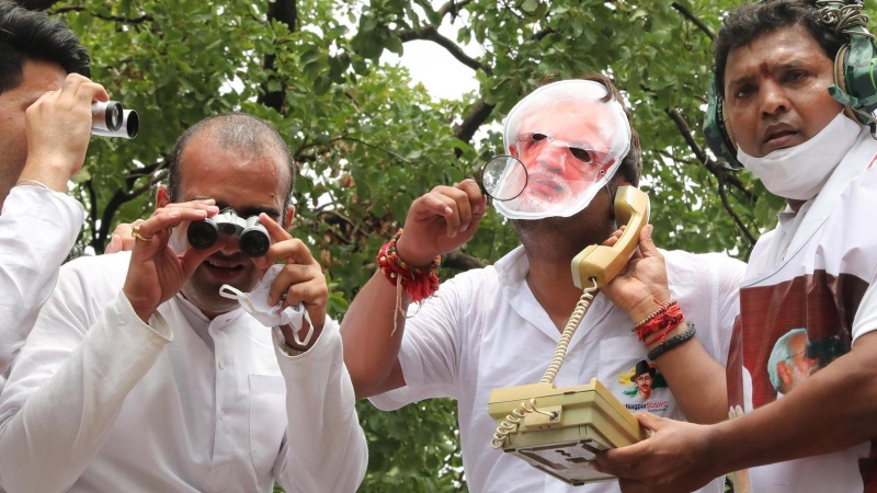 Miembros del grupo activista indio IYC protestan en Nueva Delhi por el espionaje de Pegasus a políticos y periodistas.