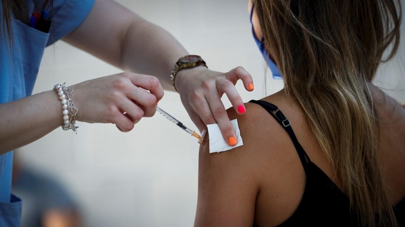 Una joven recibe la vacuna contra la covid-19 este martes en la plaza de toros de Illumbe de San Sebastián. El servicio vasco de salud, Osakidetza, ha iniciado hoy la vacunación masiva contra la covid-19 de jóvenes de entre 19 y 26 años.