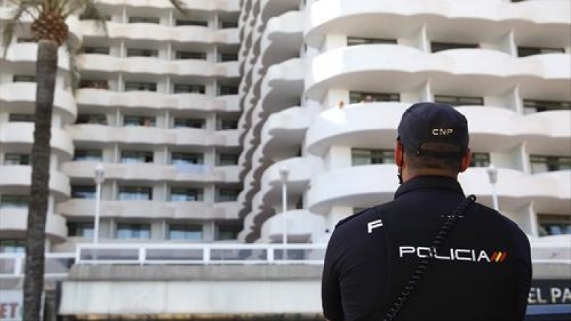 Un policía nacional hace guardia frente al hotel Palma Bellver, donde estaban confinados 249 jóvenes que han tenido relación directa o indirecta con el brote de un viaje de estudios a Mallorca.