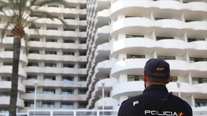 Un policía nacional hace guardia frente al hotel Palma Bellver, donde estaban confinados 249 jóvenes que han tenido relación directa o indirecta con el brote de un viaje de estudios a Mallorca.