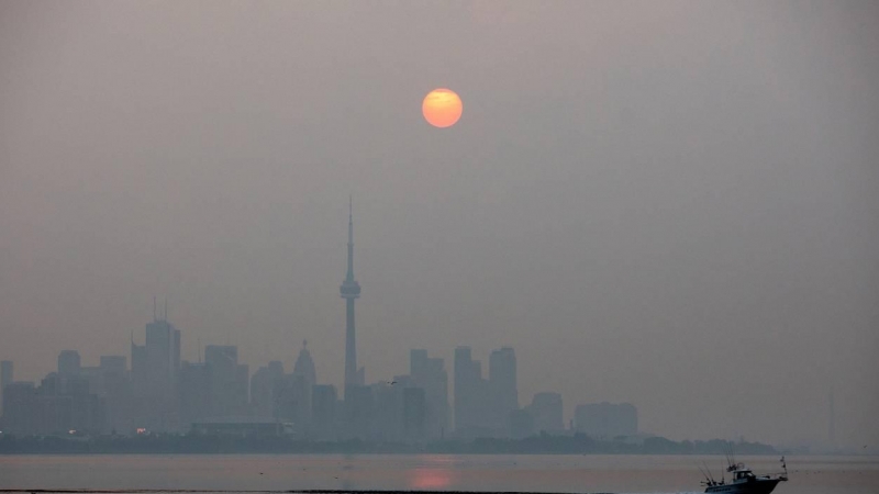 El sol amanece en Toronto cubierto del humo de los incendios que se están produciendo en Canáda