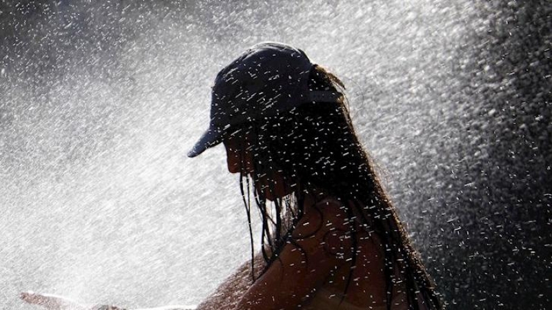 Una joven trata de mitigar las altas temperaturas que se alcanzarán este miércoles en Córdoba, superiores a 40 grados.