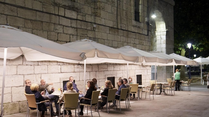 Varias personas en una terraza de Santander, antes de su cierre a medianoche, el 3 de julio de 2021.