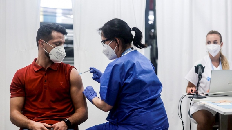 Un joven vacunándose en el centro de vacunación masivo de la Fira de Barcelona el 19 de julio de 2021.