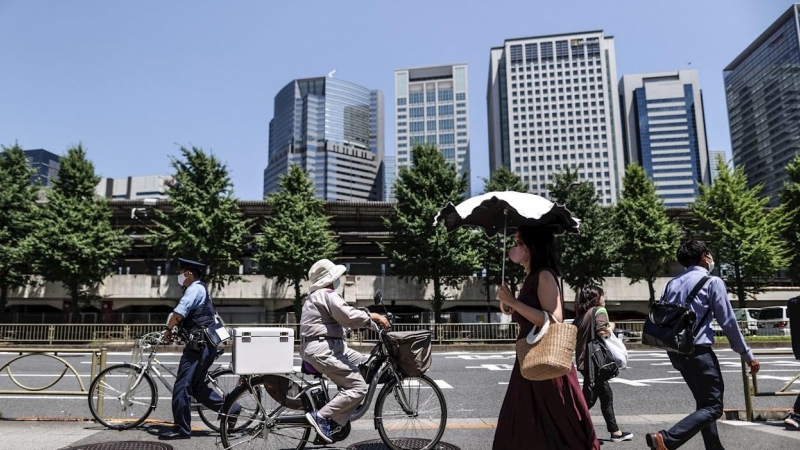 Personas caminan por las calles de Tokio este miércoles 21 de julio de 2021.
