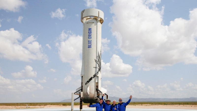 El magnate multimillonario y fundador de Amazon Jeff Bezos posa junto a otros tripulantes del cohete New Shepard después de haber volado al espacio.