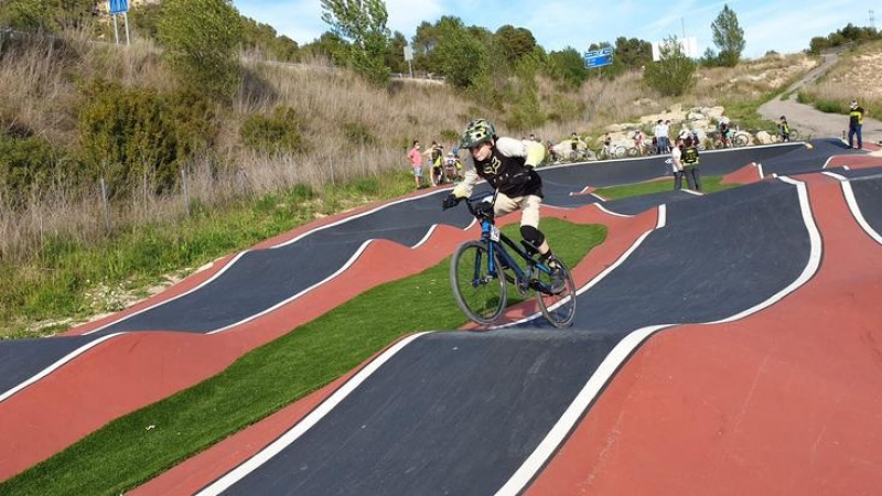 Un grup de ciclistes al circuit de ‘pump track’ de Castellolí, a l’Anoia.