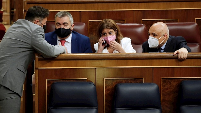 El portavoz de ERC, Gabriel Rufián, habla a la portavoz parlamentaria socialista, Adriana Lastra, y Rafael Simancas, entre otros, durante al pleno que este miércoles celebra el Congreso en el que se votan los diferentes decretos ley acordados en los últim