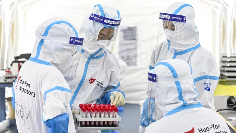 Trabajadores de la salud con trajes de protección en el laboratorio de Huoyan (China) este 7 de junio de 2021.