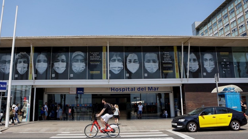 El Hospital del Mar de Barcelona es uno de los seis hospitales de la ciudad que participan en el proyecto Behind the Mask, que consiste en cubrir sus fachadas con enormes fotografías de sanitarios para homenajear al colectivo.