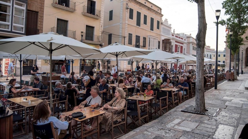 Vista de una terraza el miércoles 21 de julio de 2021 por la noche en las calles del centro histórico de Mahón, Menorca.