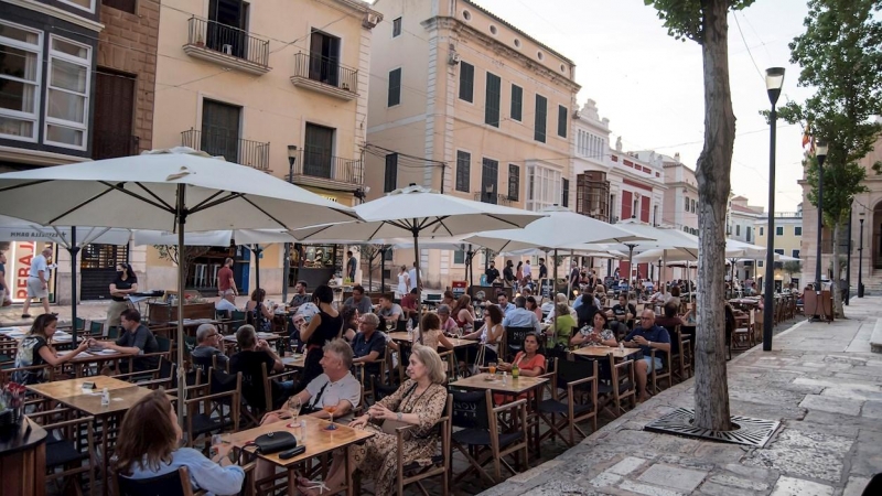 Vista de una terraza el miércoles 21 de julio de 2021 por la noche en las calles del centro histórico de Mahón, Menorca.