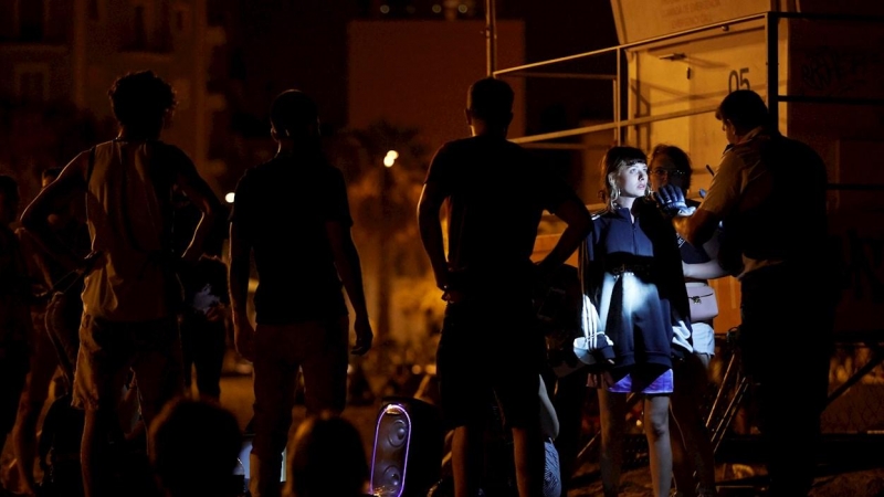 Miembros de los Mossos d´squadra patrullan la playa de la Barceloneta.