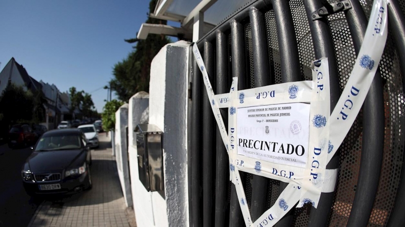 Fachada de la vivienda a las puertas de la cual se encontró a una mujer inconsciente y con signos de violencia este jueves en la localidad madrileña de Pozuelo de Alarcón.