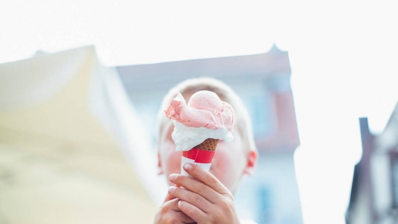 Niño comiendo un cucurucho de helado